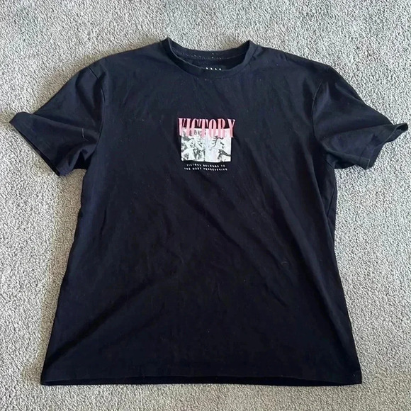 (19)Urban black tshirt - Picture 1 of 3